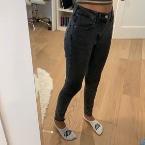 Barely worn gray Levi’s skinny Jeans